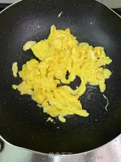 Make Garlic fried eggs step 4