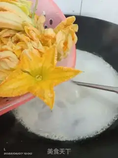 Make Pumpkin duck egg soup step 1