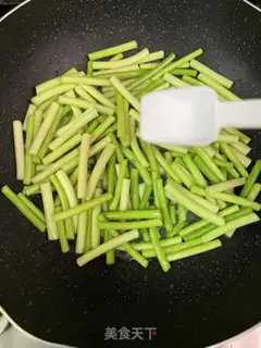 Make Garlic fried eggs step 6