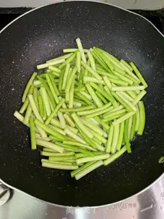Make Garlic fried eggs step 7