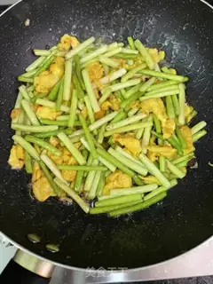 Make Garlic fried eggs step 9