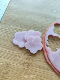 Make A flower with thick eggs step 1