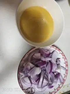 Make Onion fried eggs step 0