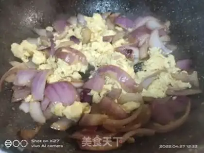 Make Onion fried eggs step 4