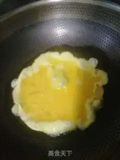 Make Scrambled eggs step 1