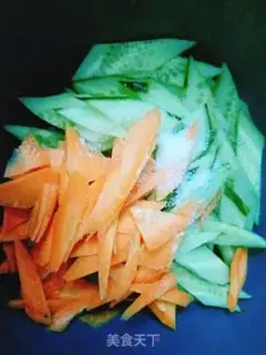 Make cucumber fried eggs step 1