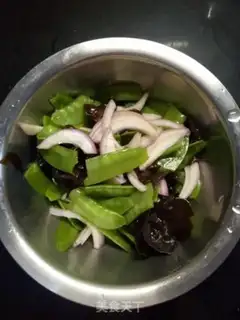 Make Onion wood with Dutch beans step 5