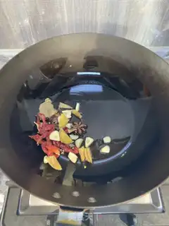 Make Chongqing sour and curry step 4