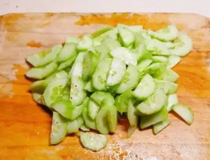 Make Tomato eggs and cucumbers step 0