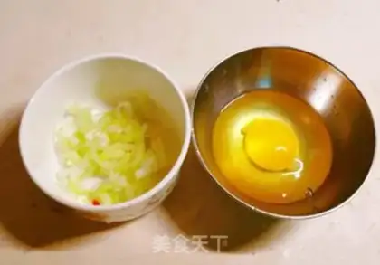 Make Tomato eggs and cucumbers step 2