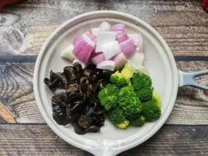 Make Onion wood and broccoli step 4