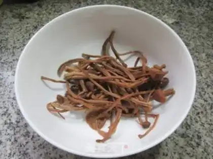 Make Tea mushrooms fried green bean sprouts step 1