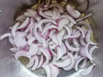 Make Onion with red oil step 6