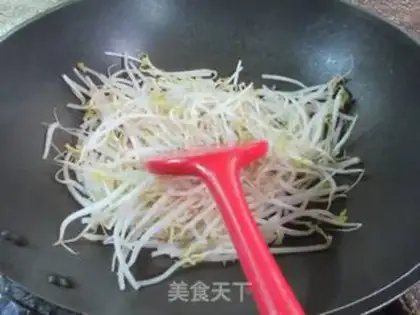 Make Tea mushrooms fried green bean sprouts step 3