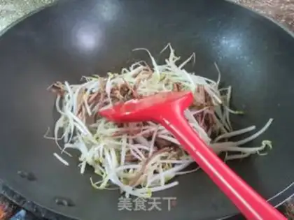 Make Tea mushrooms fried green bean sprouts step 4