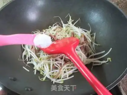 Make Tea mushrooms fried green bean sprouts step 5