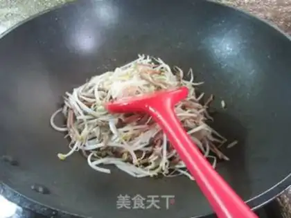 Make Tea mushrooms fried green bean sprouts step 7