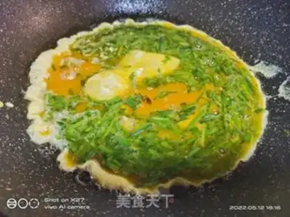 Make Onion eggs fried tomatoes step 1