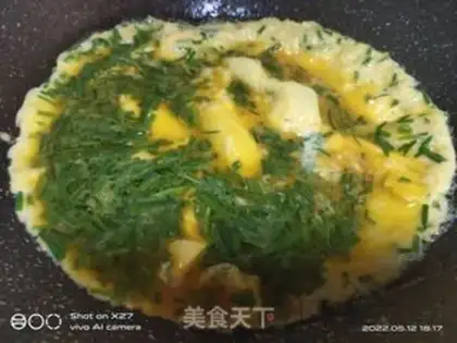 Make Onion eggs fried tomatoes step 2