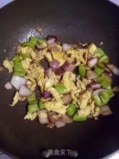 Make Onion pepper fried eggs step 5
