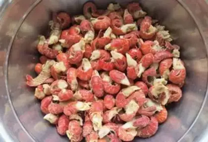 Make Pyramid spicy lobster tail step 1