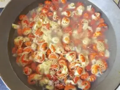 Make Pyramid spicy lobster tail step 2