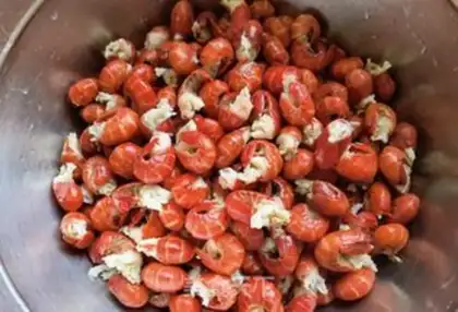 Make Pyramid spicy lobster tail step 3