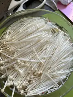 Make A fan of gold needle mushrooms step 1