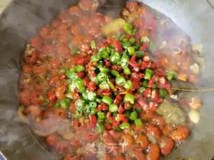 Make Pyramid spicy lobster tail step 12
