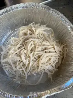 Make A fan of gold needle mushrooms step 3