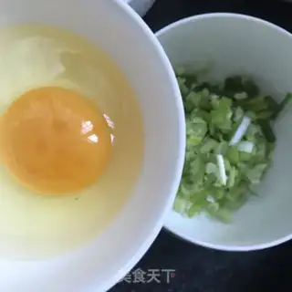 Make Tomato eggs and noodles step 1