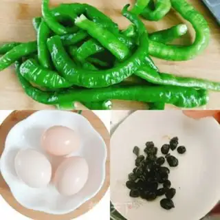 Make Chili fried eggs step 0