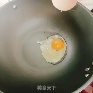 Make Chili fried eggs step 1