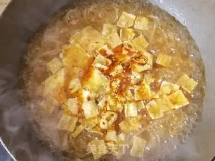 Make Roach onion fried eggs step 0