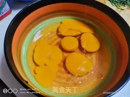 Make Roach onion fried eggs step 1