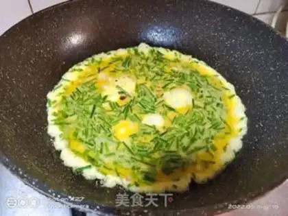 Make Roach onion fried eggs step 3