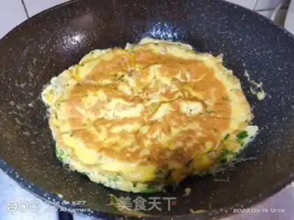 Make Roach onion fried eggs step 4