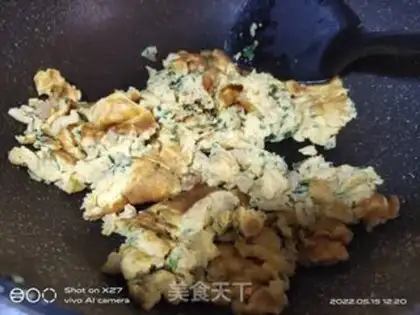 Make Roach onion fried eggs step 5