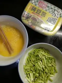 Make Fried eggs with garlic sauce step 0