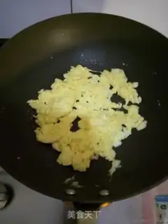 Make Fried eggs with garlic sauce step 1