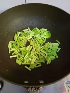 Make Fried eggs with garlic sauce step 2