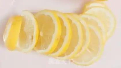 Make Lemon honey water step 1