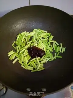 Make Fried eggs with garlic sauce step 3