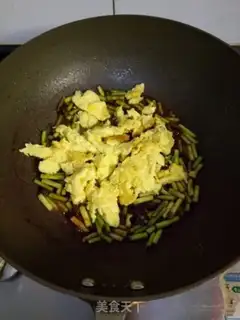 Make Fried eggs with garlic sauce step 5