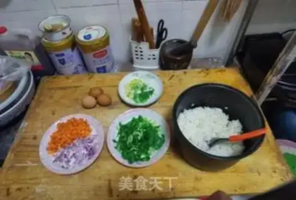 Make Five eggs of fried rice step 0