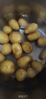 Make Onion fried potatoes step 1