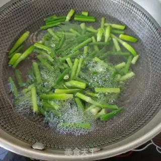Make Spam eggs and garlic step 1