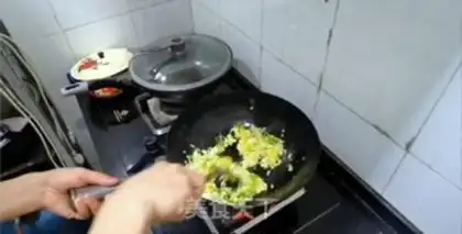 Make Five eggs of fried rice step 3