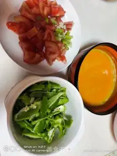 Make Pepper tomato fried eggs step 0