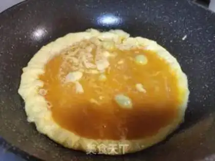 Make Pepper tomato fried eggs step 1